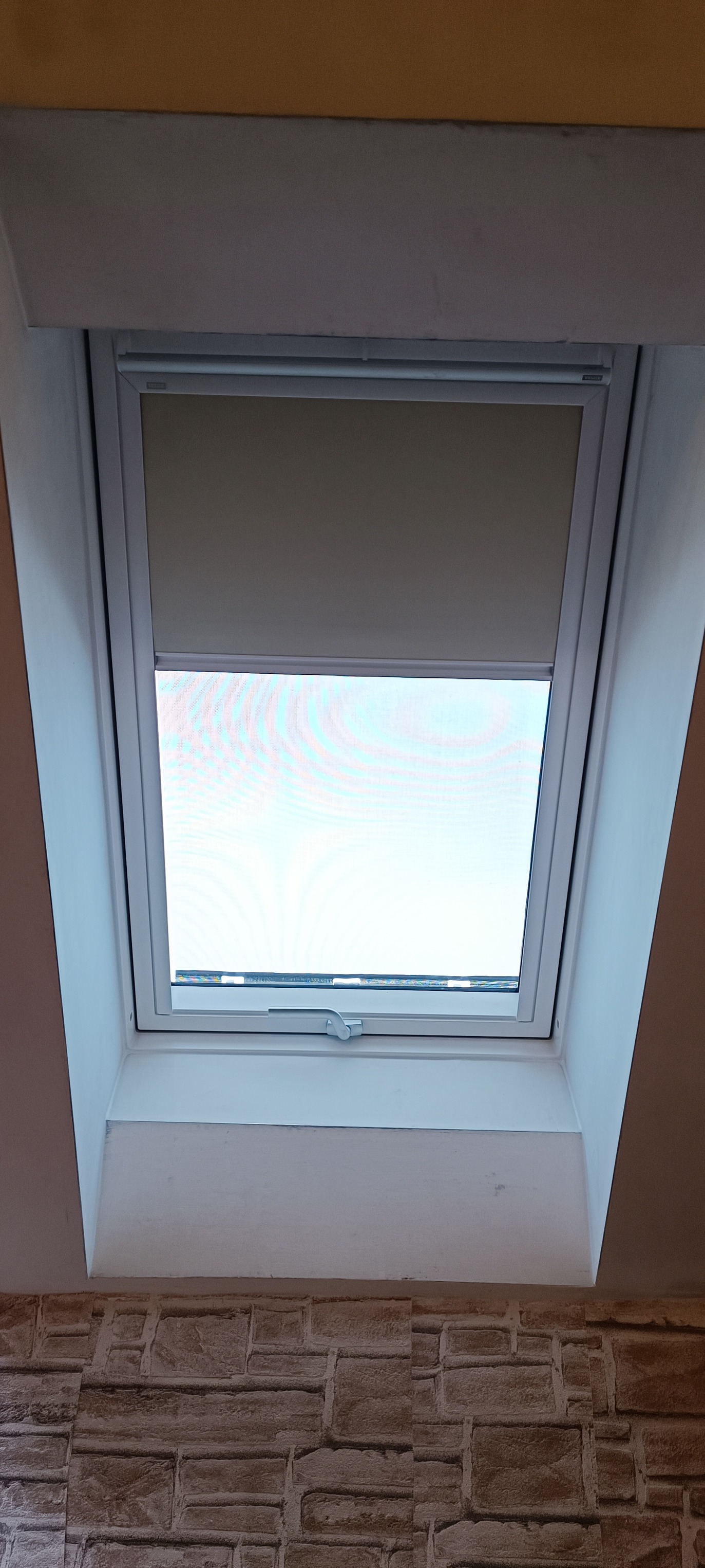 Nové střešní okno Velux po montáži